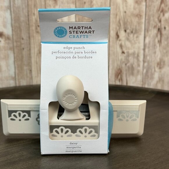 Martha Stewart Crafts Edge Punch Daisy - Picture 1 of 7